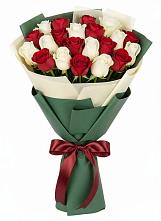 Букет Микс из красных и белых роз в Дудинке
