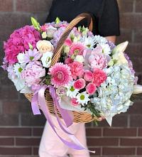 Композиция солнечный день в Дудинке Цветочная композиция из Розы, Хризантемы, Пионы и Лизиантусы в корзине в Дудинке