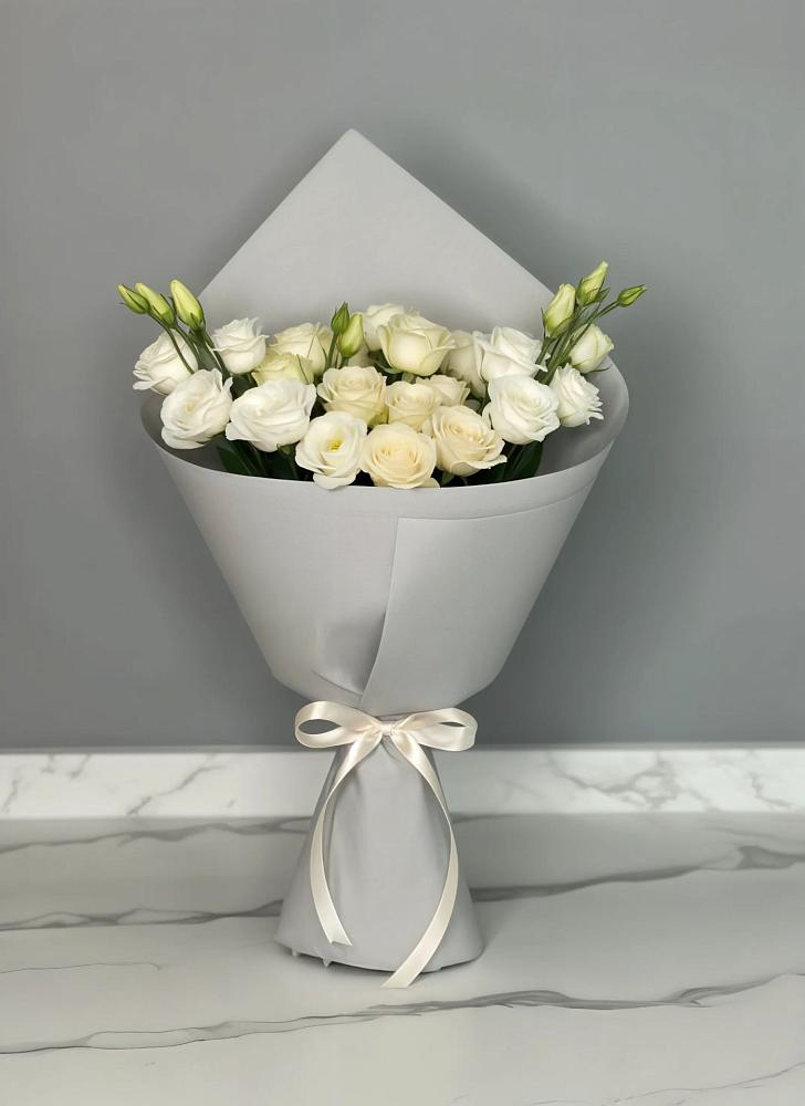 Букет цветов из: Розы и Лизиантусы в Дудинке