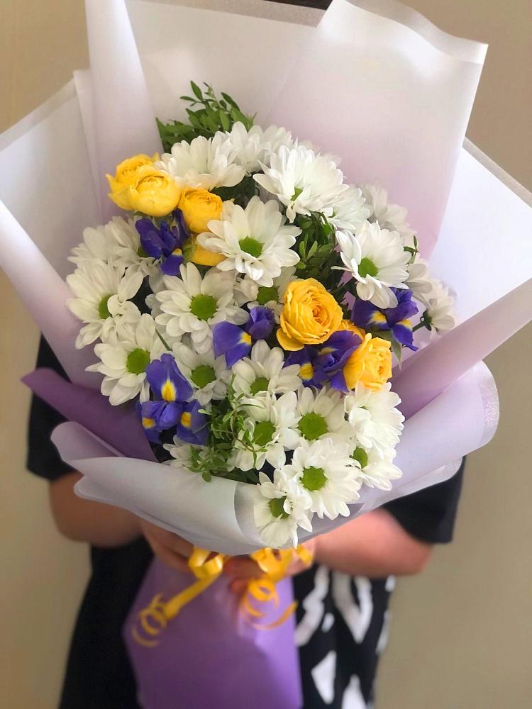 Букет цветов из: Ирисы, Хризантемы и Розы в Дудинке