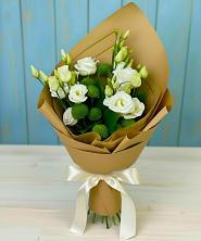 Букет цветов из:  Хризантемы и Лизиантусы в Дудинке