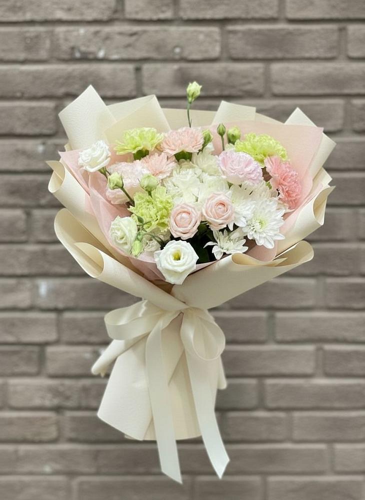 Букет цветов из: Гвоздики, Розы, Лизиантусы и Хризантемы в Дудинке