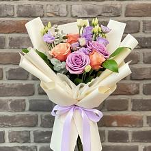 Букет цветов из:  Лизиантусы и Розы в Дудинке