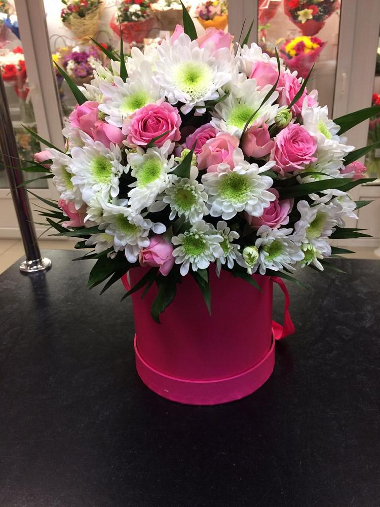 Цветочная композиция из Розы и Хризантемы в шляпной коробке в Дудинке