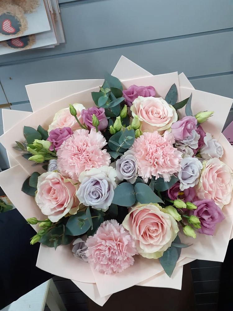 Букет цветов из: Розы, Гвоздики и Лизиантусы в Дудинке