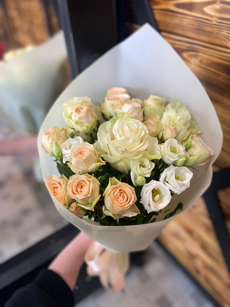 Букет цветов из: Розы и Лизиантусы в Дудинке