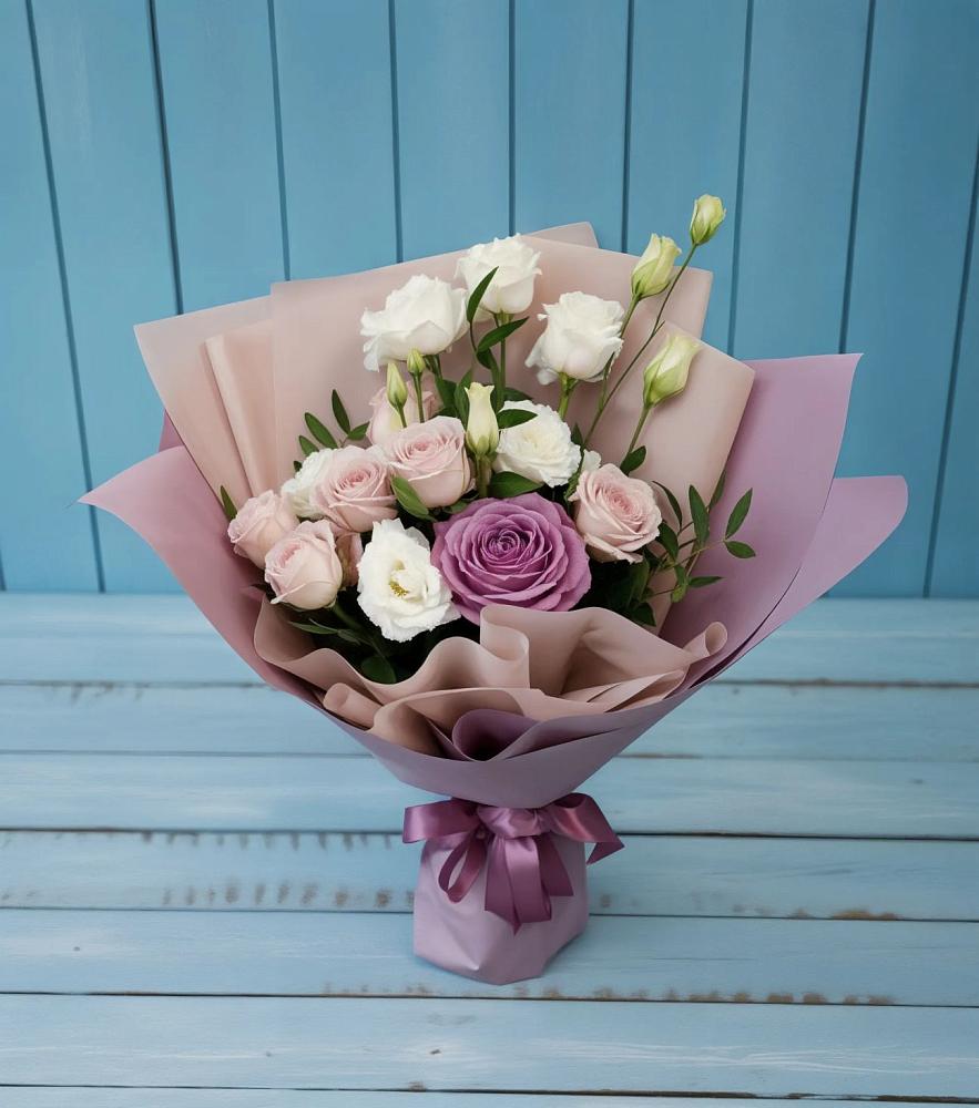 Букет цветов из: Розы и Лизиантусы в Дудинке